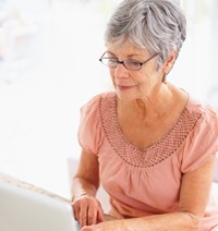 Ældre dame ved computer