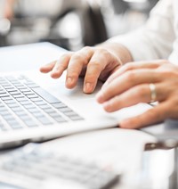 Hænder på tastatur