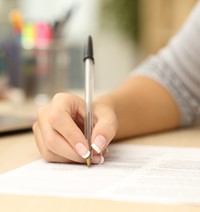 Kvindehånd skriver