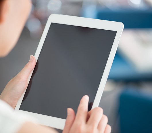 tablet i hånd.jpg