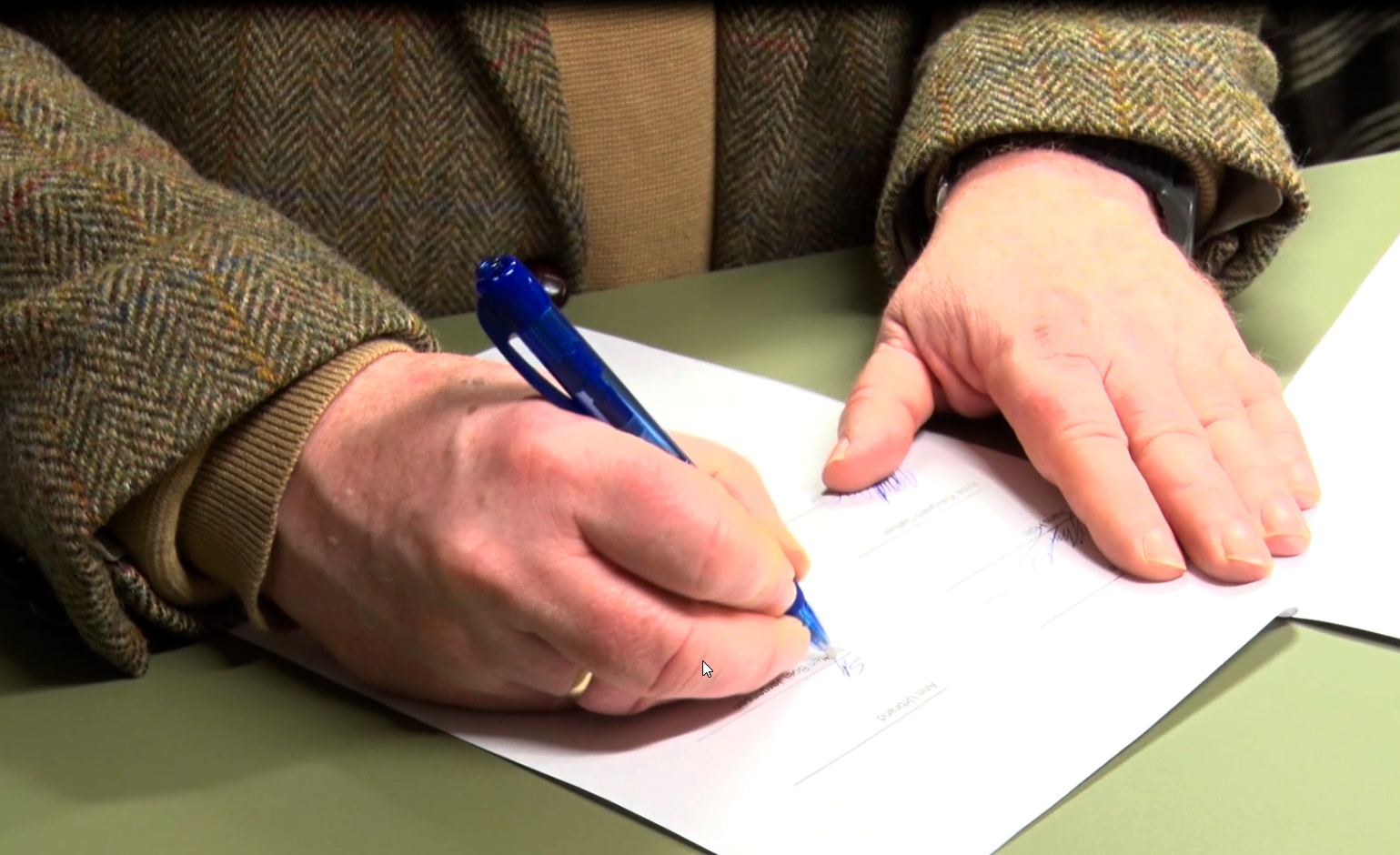 steffen skriver under.jpg