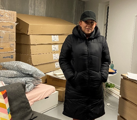 Majken med nogle af sine køb.png