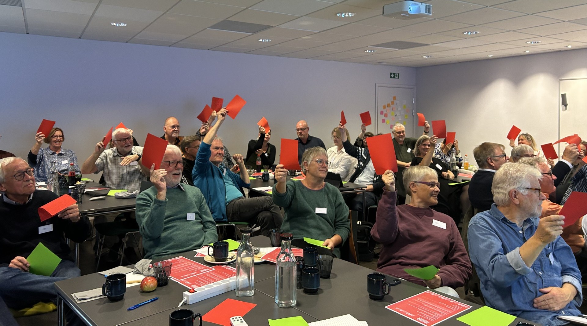 Billede med stemmesedler.jpg